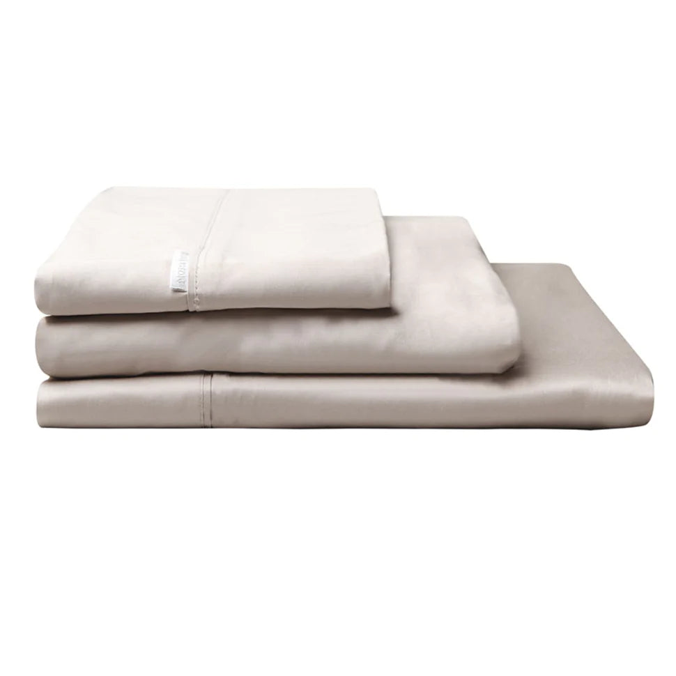 Experience the pinnacle of luxury with the Linen Bed Fitted Sheets by Logan and Mason. Crafted from 100% pure Egyptian Cotton with a lavish 400 thread count, these sheets offer unparalleled indulgence.