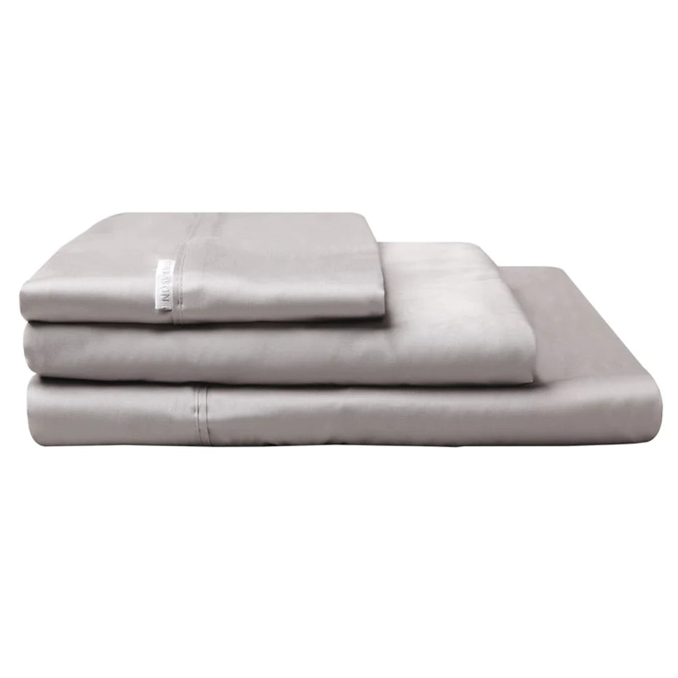 Experience the pinnacle of luxury with the Pewter Bed Fitted Sheets by Logan and Mason. Crafted from 100% pure Egyptian Cotton with a lavish 400 thread count, these sheets offer unparalleled indulgence.