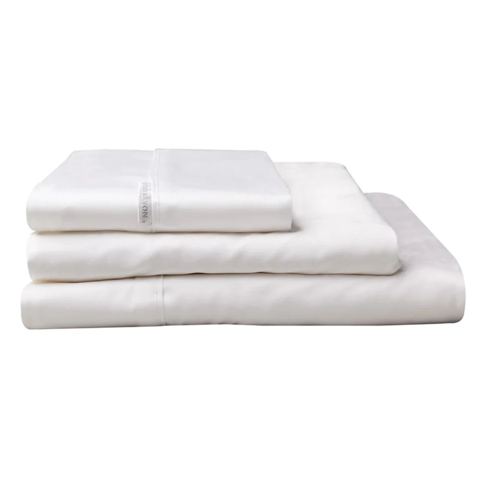 Experience the pinnacle of luxury with the White Bed Flat Sheets by Logan and Mason. Crafted from 100% pure Egyptian Cotton with a lavish 400 thread count, these sheets offer unparalleled indulgence.