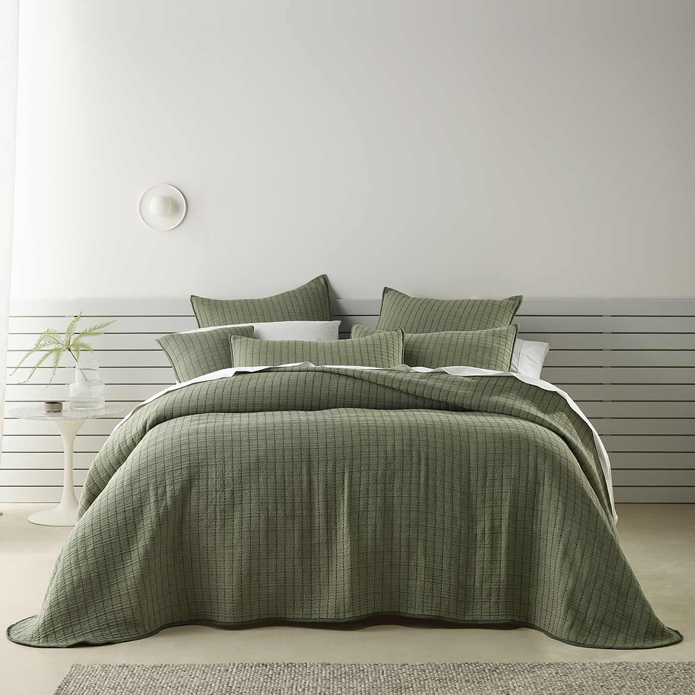 An easy-care bedspread that requires no ironing and becomes softer after laundering. This design is cleverly contrasted with dark green stitching and features a 200gsm polyester fill for added comfort and warmth.