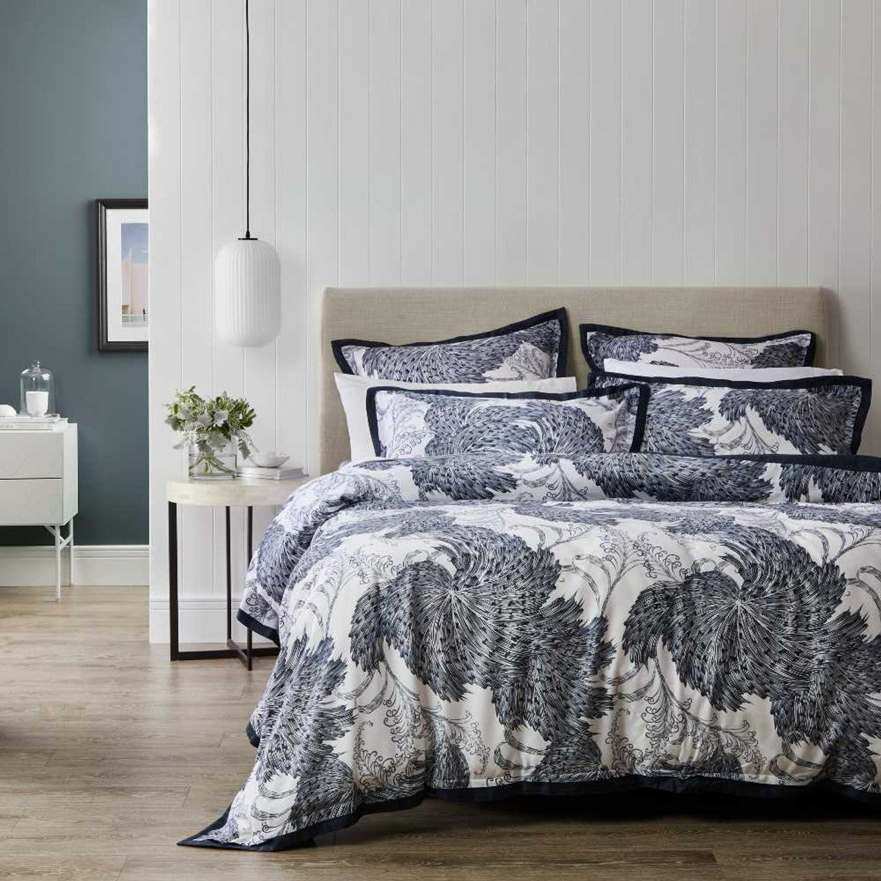 Step into a world of luxurious resort-style living with the Sago Ink Bed Quilt Cover Set from Private Collection. This exquisite set offers a monochromatic escape, immersing you in an atmosphere of opulence. The design showcases oversized hand-drawn elements in striking navy and crisp white, creating a bold and captivating visual statement.