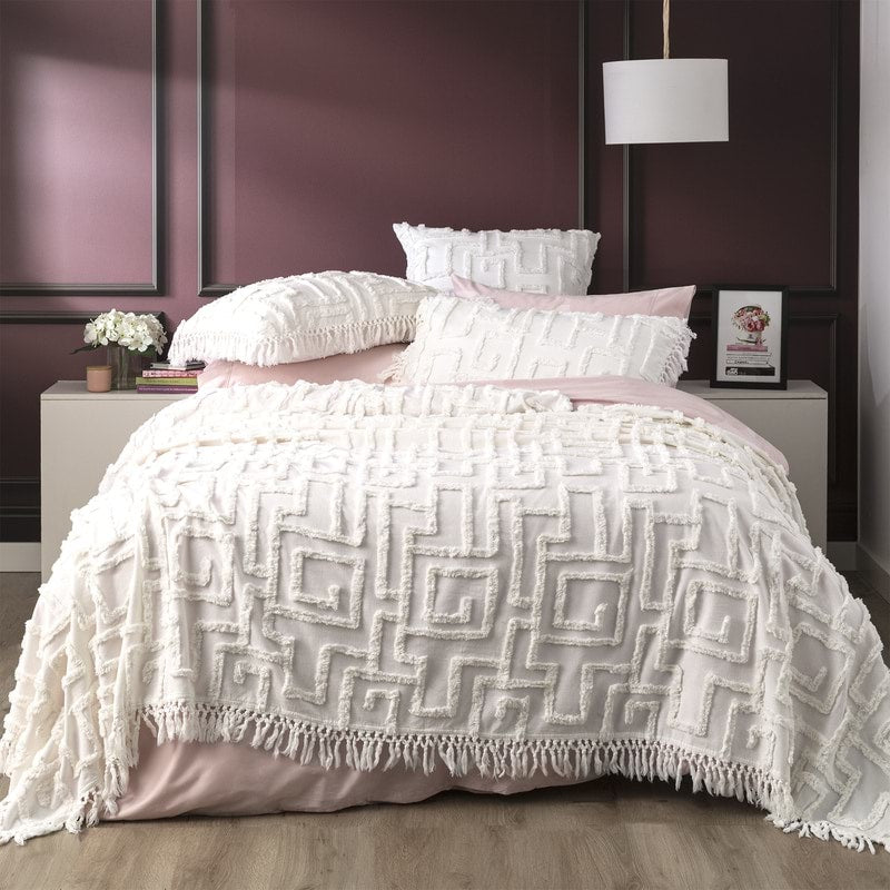 Renee Taylor is one of the most exciting brands currently dominating the luxury bedding market. Thanks to signature use of vibrant colours and bold design elements, Renee Taylor bath and bed linen makes the perfect accompaniment to any modern bedroom.