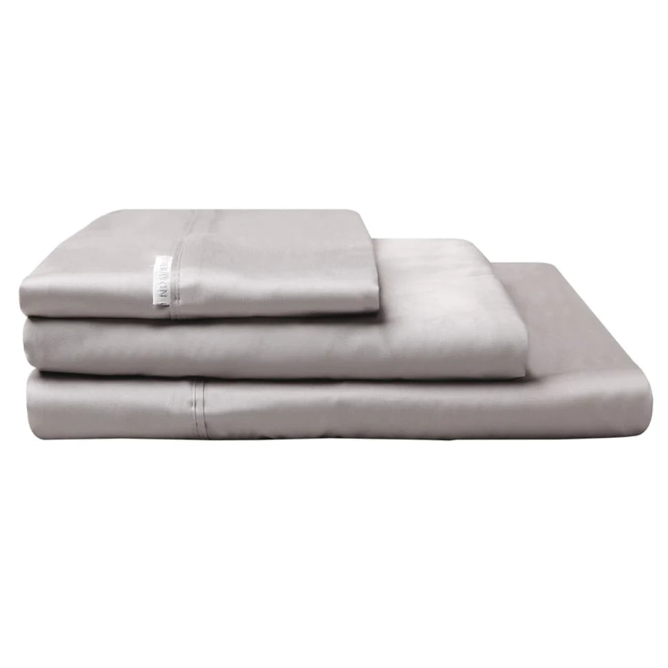 Experience the pinnacle of luxury with the Pewter Bed Fitted Sheets by Logan and Mason. Crafted from 100% pure Egyptian Cotton with a lavish 400 thread count, these sheets offer unparalleled indulgence. 