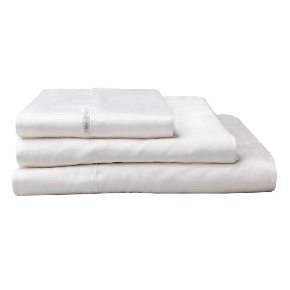 Experience the pinnacle of luxury with the White Bed Fitted Sheets by Logan and Mason. Crafted from 100% pure Egyptian Cotton with a lavish 400 thread count, these sheets offer unparalleled indulgence. 