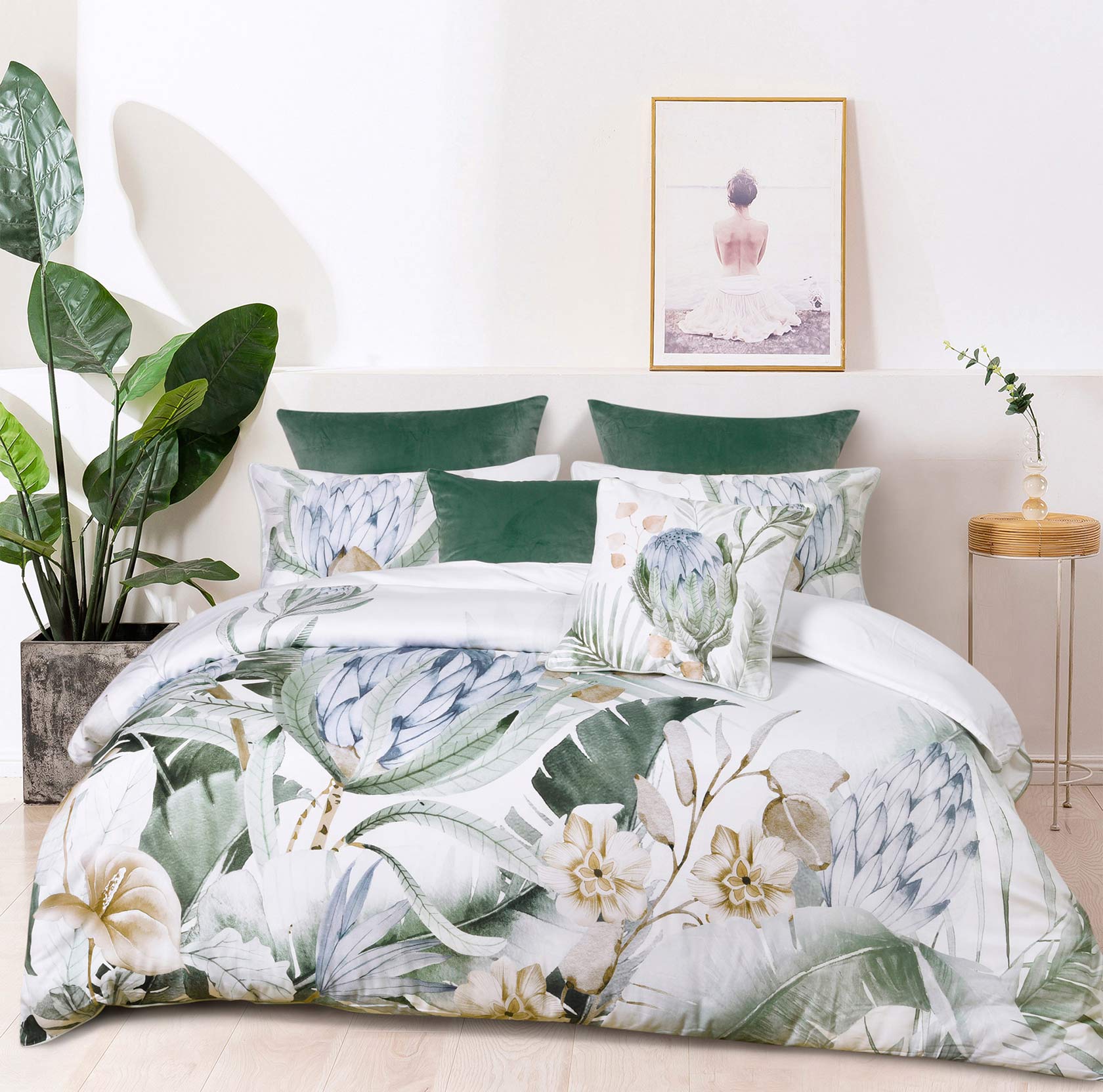 Make a change this spring and bring some freshness with Evergreen. Gorgeous florals in cool tones are perfectly placed over this quilt cover.