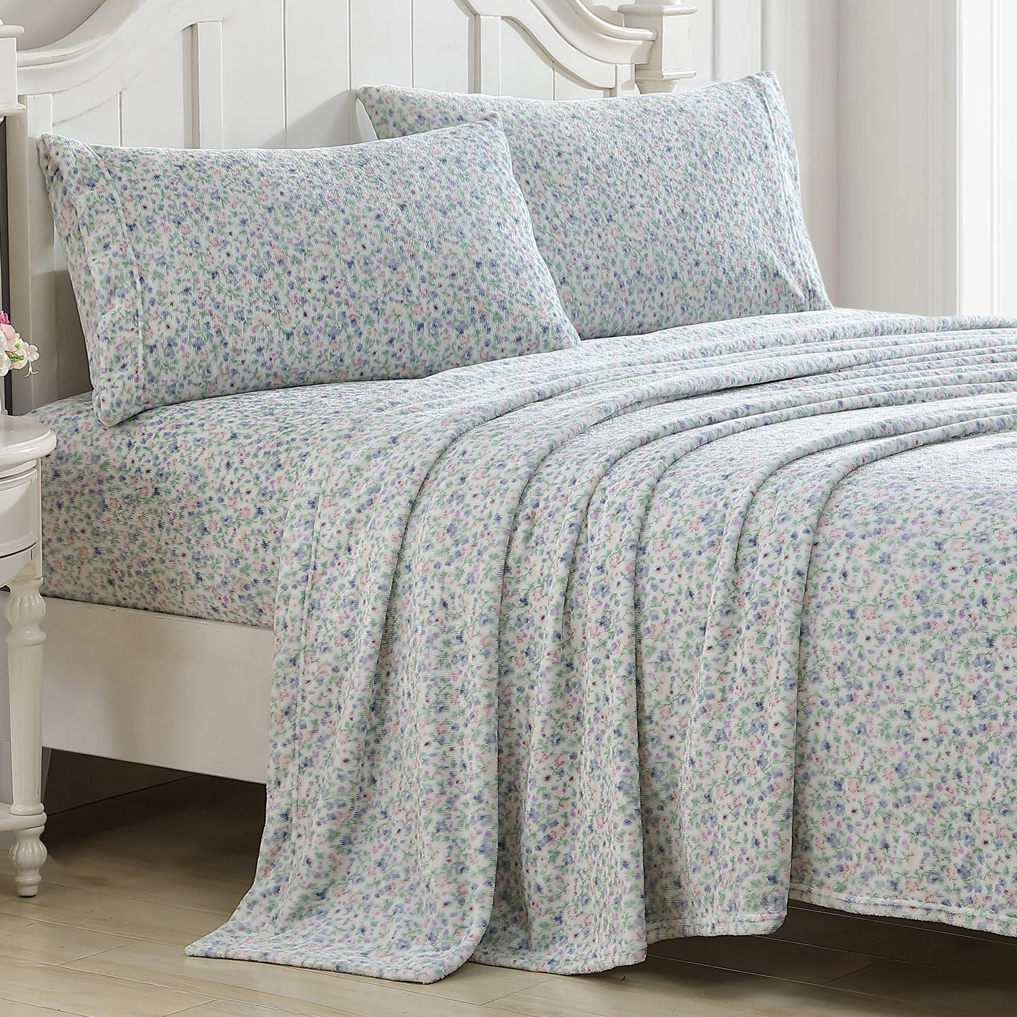 Cherish the timeless florals and warm embrace of the Laura Ashley Emogene Flannel Fleece Sheet Set Heather. 