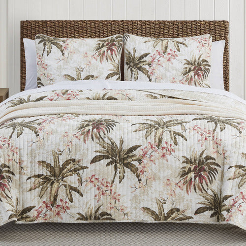 Transform your bedroom with the Bonny Cove Coverlet Set Coconut. Boasting a sophisticated floral design complemented by a beige palm print, this set from Tommy Bahama will take you to a tropical island paradise. 