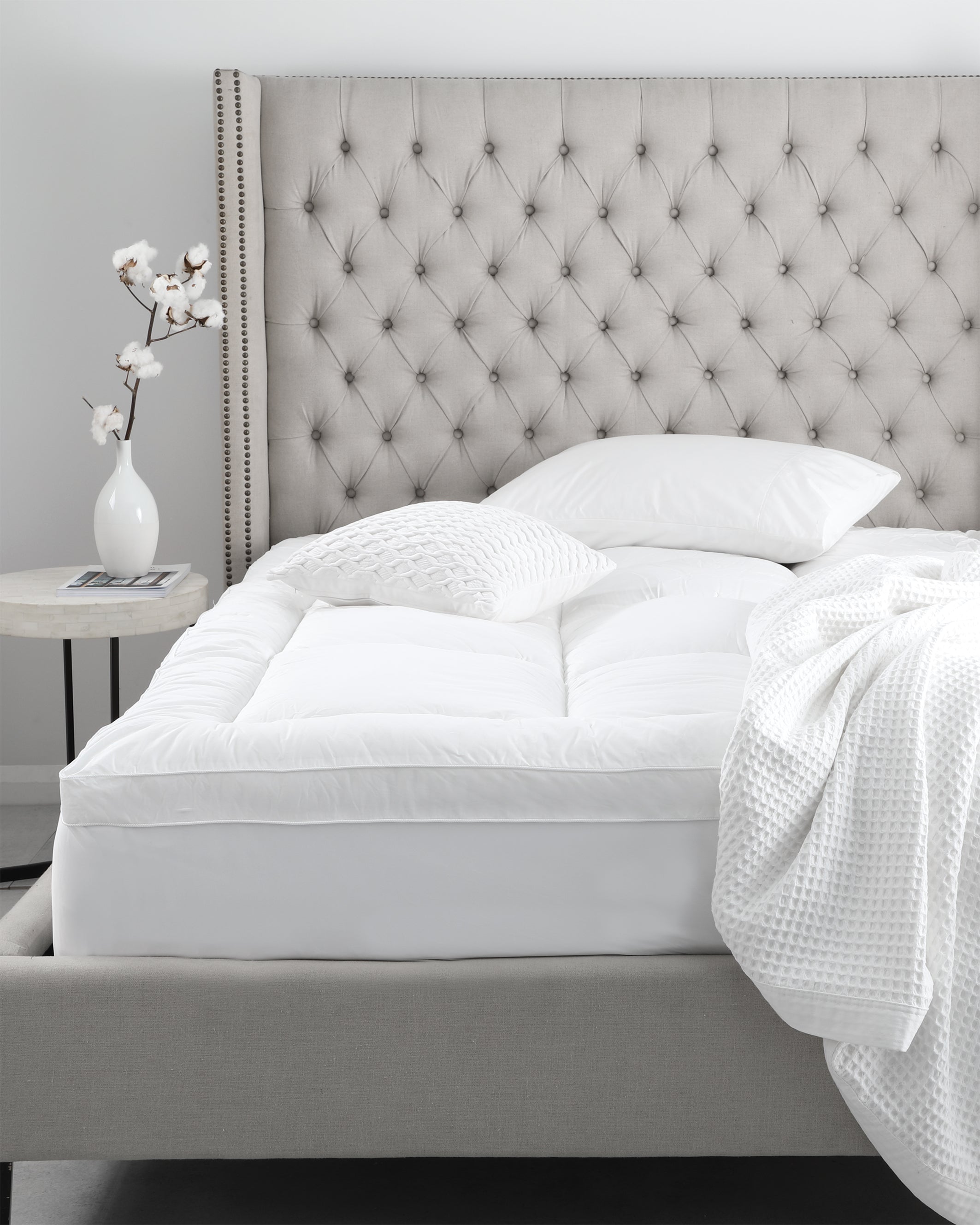 Experience ultimate comfort and enhance your sleep quality with the Logan and Mason Pillowtop Mattress Topper. 
