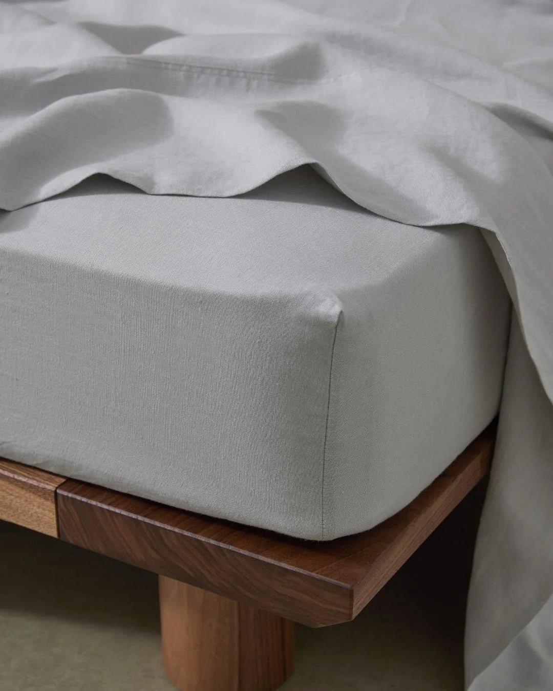 Cover your mattress with soft, luxurious linen with the Ravello Fitted Sheet.  The Silver colourway is a cool, muted grey that will sit wonderfully in a neutral bedroom and pair effortlessly with white and onyx.