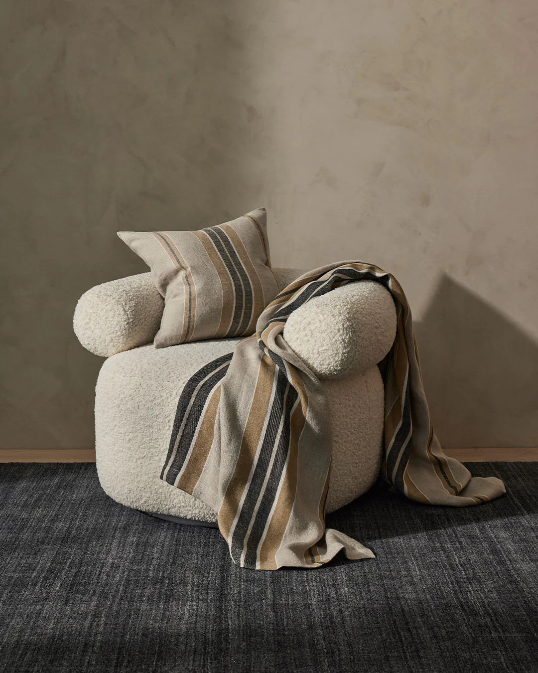 Crafted from the highest quality European Linen sourced from France and Italy, our Franco Linen Throw blankets are are luxuriously soft.
