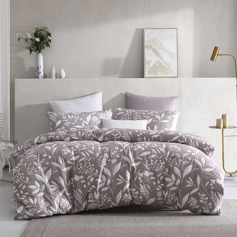 The Logan and Mason Platinum Madison Quilt Cover Set Range in Latte introduces a subtle yet charming vibe to your bedroom with its understated elegance. Delicate flower designs are intricately woven into a calm and neutral backdrop, while the skillful weaving techniques give the fabric a luxuriously soft and cozy feel. 